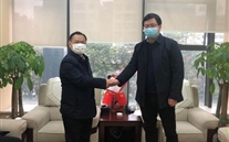 守望相助，，，，，共克时艰——大渡口区红十字会为Z6尊龙凯时集团送来捐赠证书